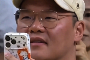 巩晓彬直播时吐槽朱芳雨拍视频吃出腮帮子 没忍住说了声“卧槽”